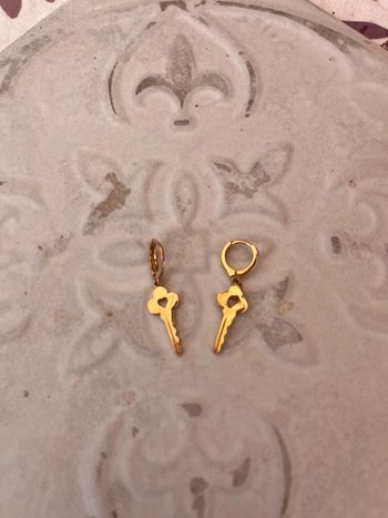 Une boucle d’oreilles clé (unité)