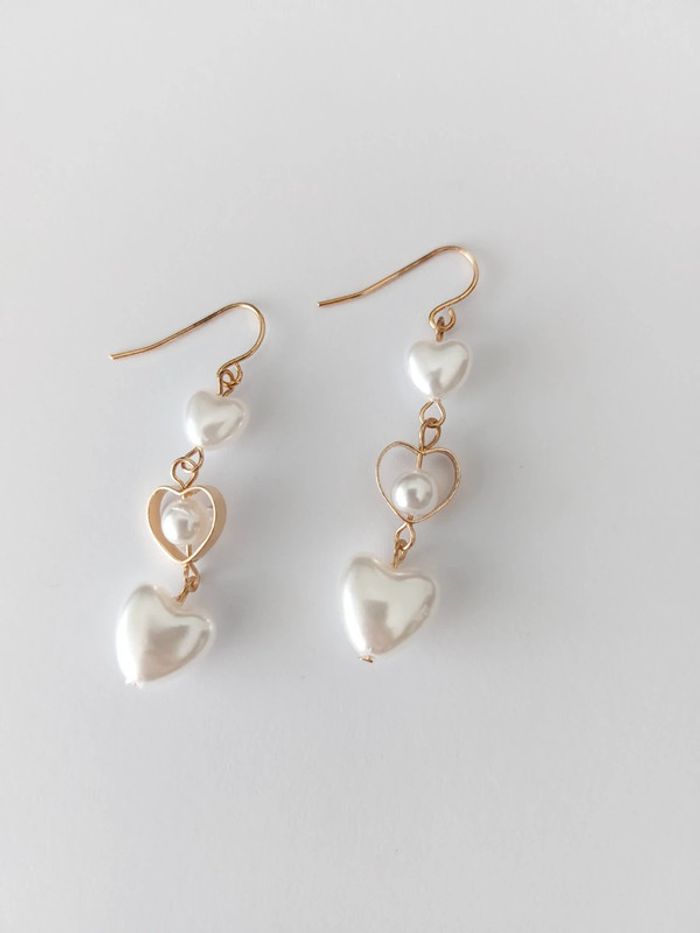 Boucles d'oreilles pendantes  - cœur blanc  - bohème coquette 🌸 - photo numéro 5