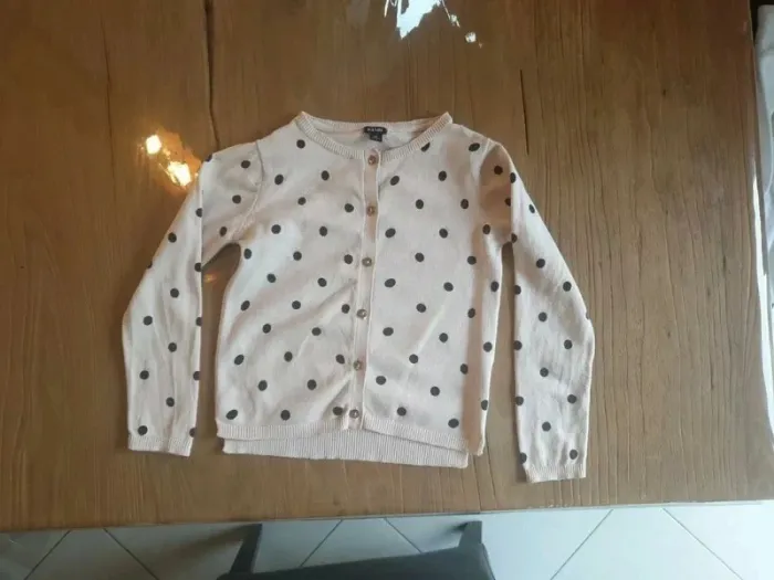Gilet rose à pois noirs
