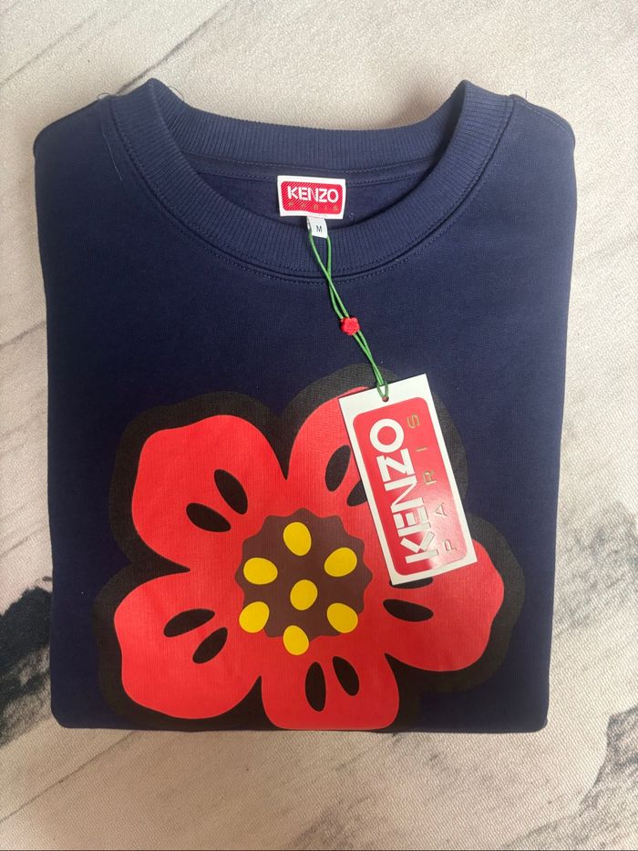 Sweat Kenzo taille M bleu marine logo imprimé fleurs rouge/jaune - photo numéro 2