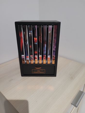 Bibliothèque des cocktails.