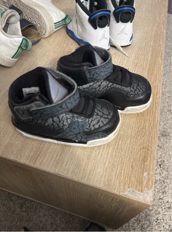 Basket Jordan. Taille 21