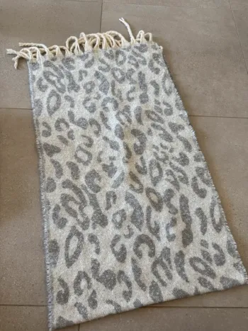 Echarpe grise et blanche, bon état, 50x200cm