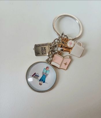 Porte clé femme qui lit 