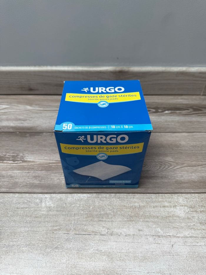 Compresse stérile 10 x 10 cm.