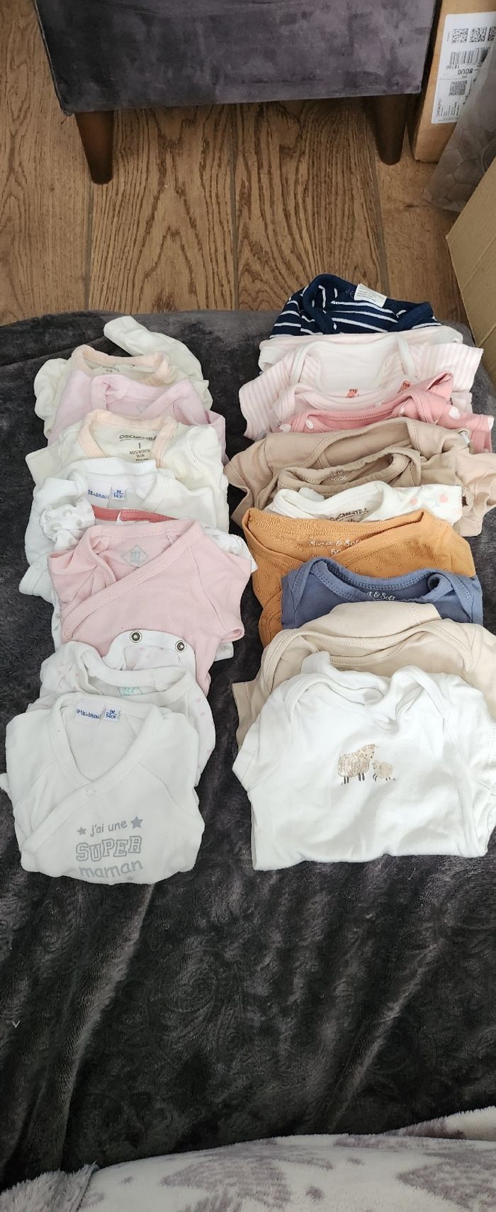 Lot bodies  0 mois et 1 mois