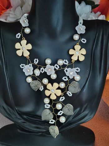 Collier avec ses fleurs et feuilles, ikita, acier inoxydable