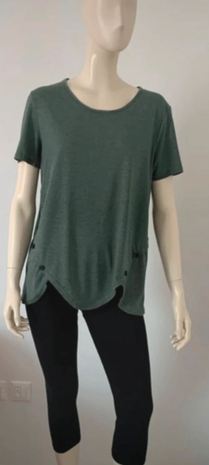 Top teeshirt vert avec boutons devant manches courtes taille L ou 40/42 - photo numéro 2