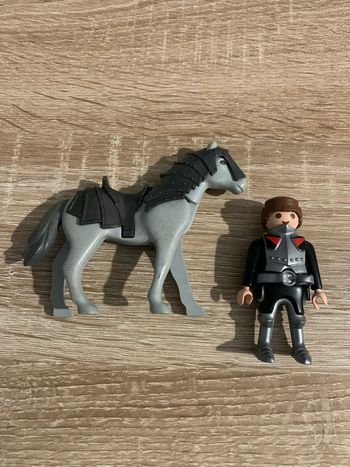 Playmobil chevalier et son cheval 