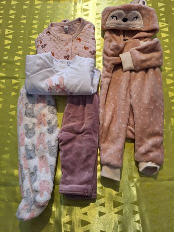 Ensemble de vêtements bébé.