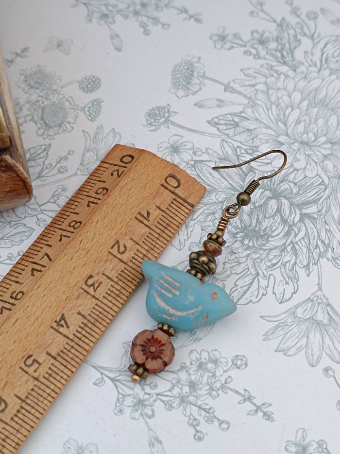 Boucles d’oreilles bohème poétique oiseau bleu ciel & fleur ambrée
- photo numéro 5
