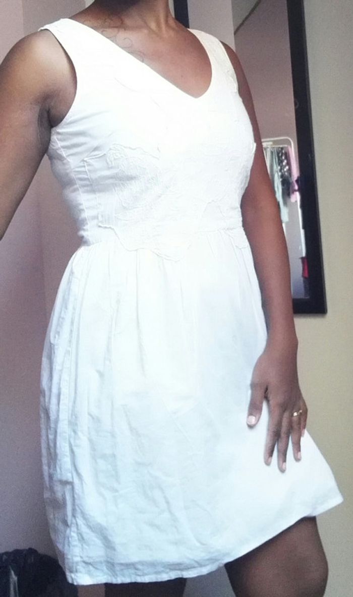 Robe blanche à broderies - photo numéro 5