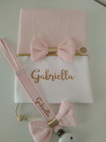 Un protège carnet de santé+ attache tétine personnalisée 37€