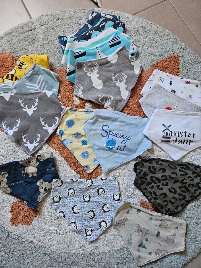 Gros lot de bavoirs triangle