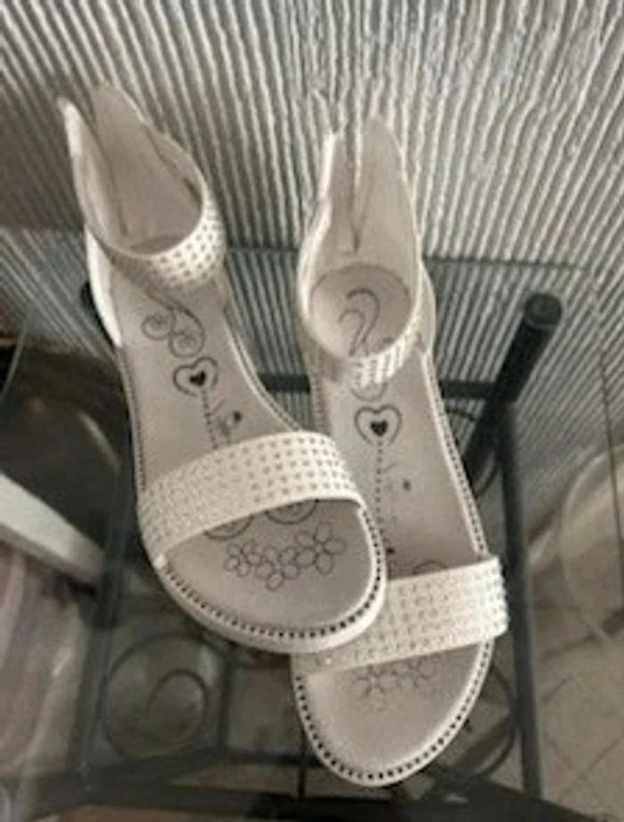 Sandales à brides pointure 35