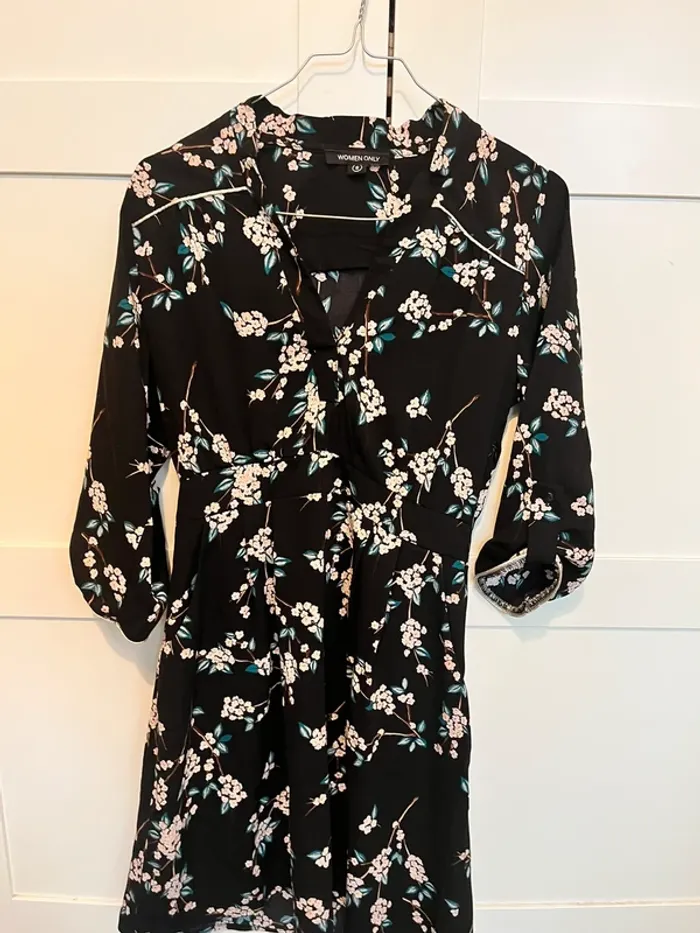 Robe noire à fleurs