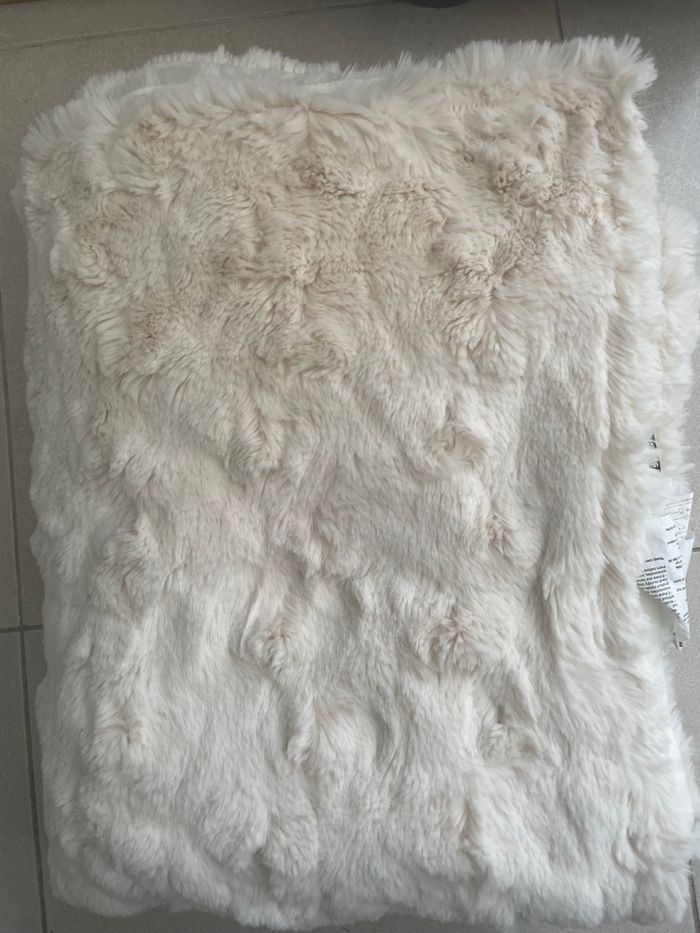 Plaid blanche en fausse fourrure - photo numéro 2