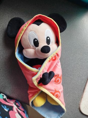 Bébé mickey avec sa couverture