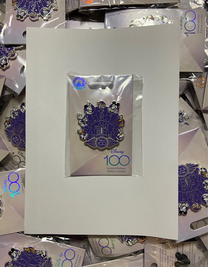 Pin's en édition limitée Mickey et ses amis Disney100 Cast Member