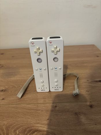 Lot 2 manettes Nintendo Wii