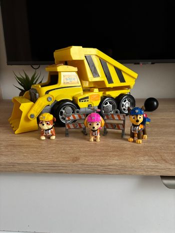 Gros Camion Ruben chantier de la pat patrouille et trois personnages  Chase stella Ruben