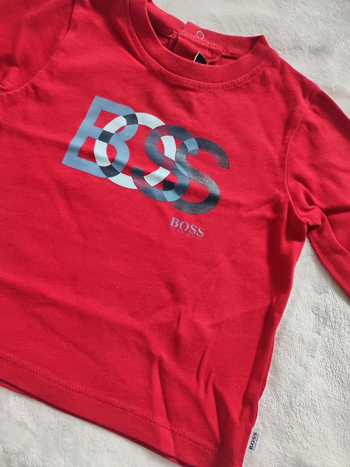Tee shirt manches longues rouge Hugo Boss taille 6 mois - photo numéro 2
