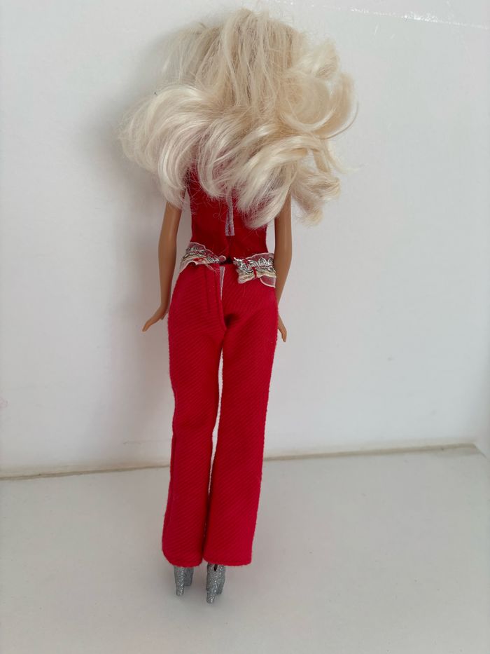 Barbie avec son pantalon et haut rouges - photo numéro 2