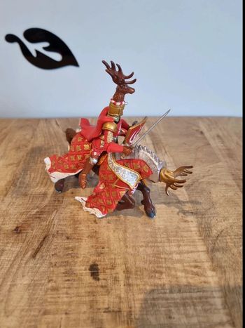 Figurine chevalier et cheval papomaitre des armes cimier cerf