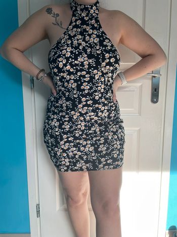Robe courte moulante ASOS Design col montant dos nu - Imprimé marguerites