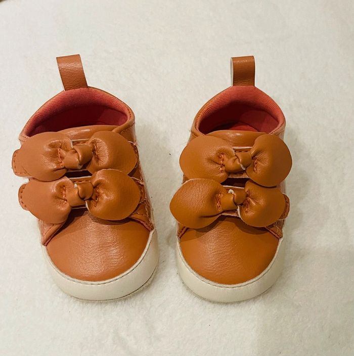 Petites chaussures à scratch couleur corail 1 à 6 mois