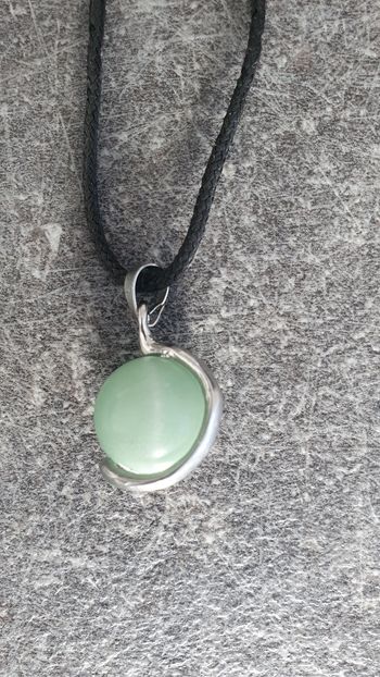 Pendentif boule verte sur cordon