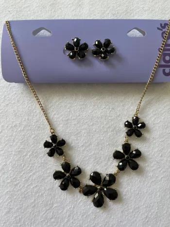 Boucle d’oreille+ collier