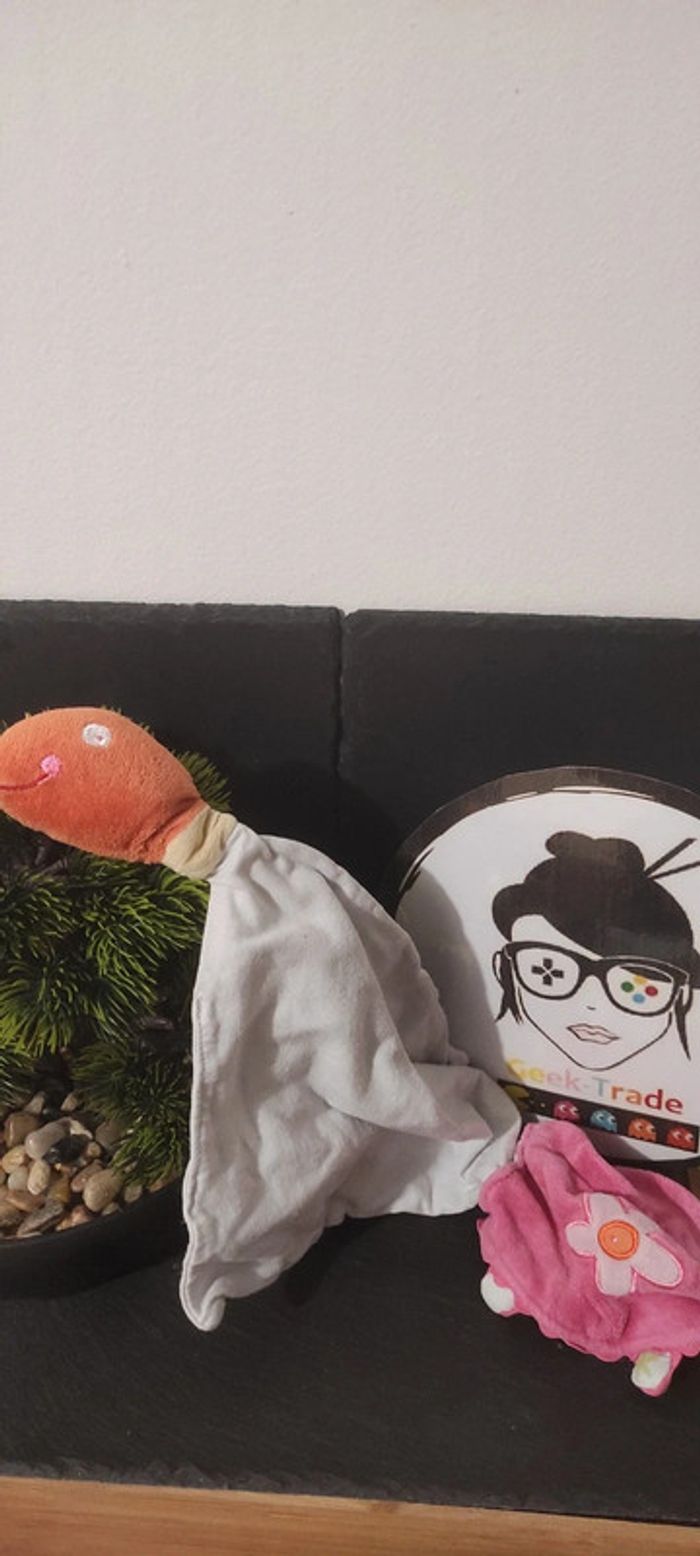 doudou cajou sucre d'orge tortue chenille rose mouchoir blanc fleur orange vert