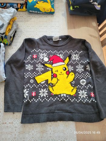 Pull de Noël pokemon pikachu