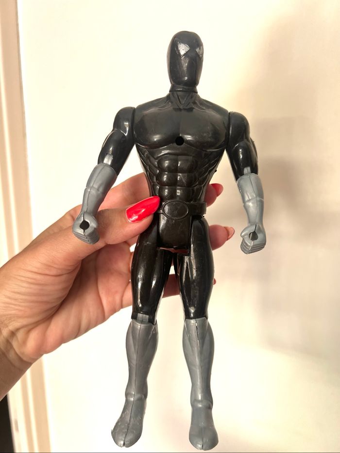 Super héros noir et gris