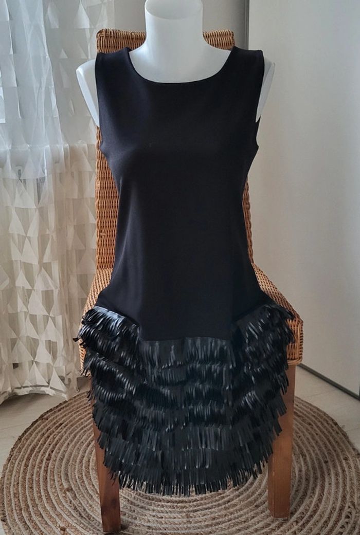 Robe de soirée noire avec franges en cuir. Rinascimento. L/40FR. 44IT 🥰 - photo numéro 2