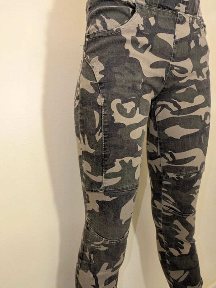 Pantalon skinny imprimé militaire kaki - photo numéro 2