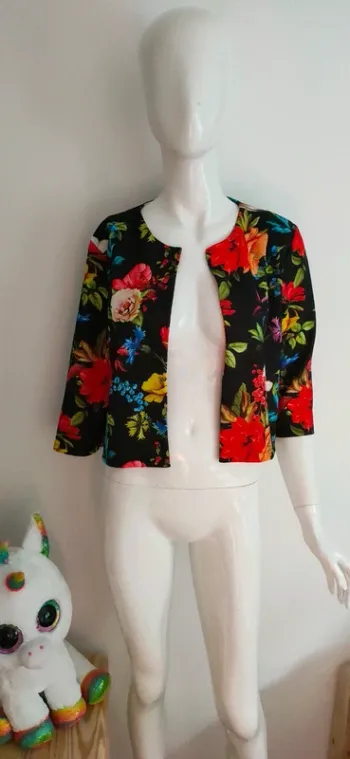 Veste manches 3/4 fleurie, couleurs vives