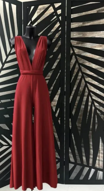 Superbe combi pantalon dos nu couleur bordeaux pour soirée ou fêtes