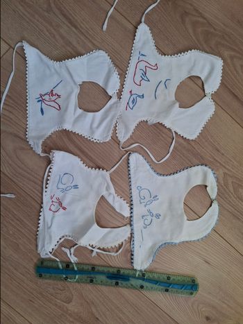 Lot de 4 petits bavoirs brodés main 
