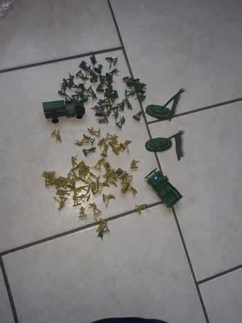 Lot de personnages militaires