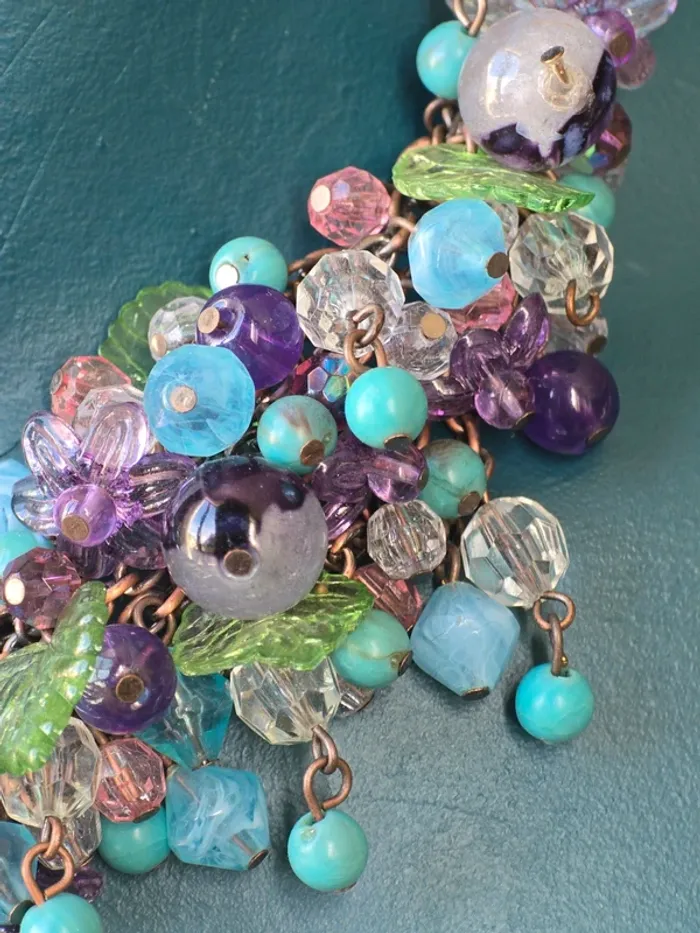 Original collier fantaisie perles translucides  fruits et feuilles - photo numéro 4