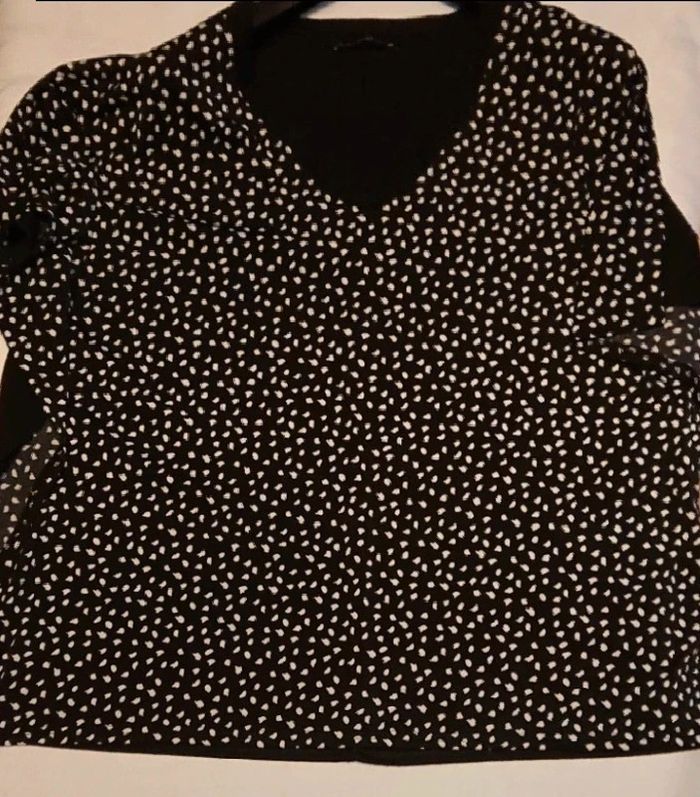 Tee-shirt noir et pois blanc