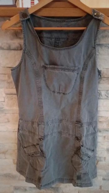 Robe en coton épais taille M de couleur gris très bon état