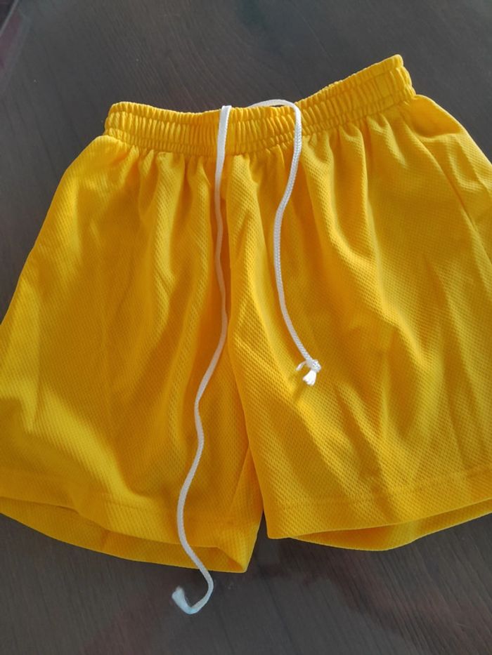 Short jaune 12/14 ans