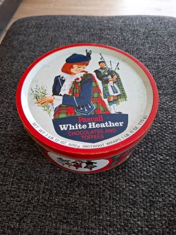 Boîte métal vintage écossaise Pascall White Heather chocolates en bon état
