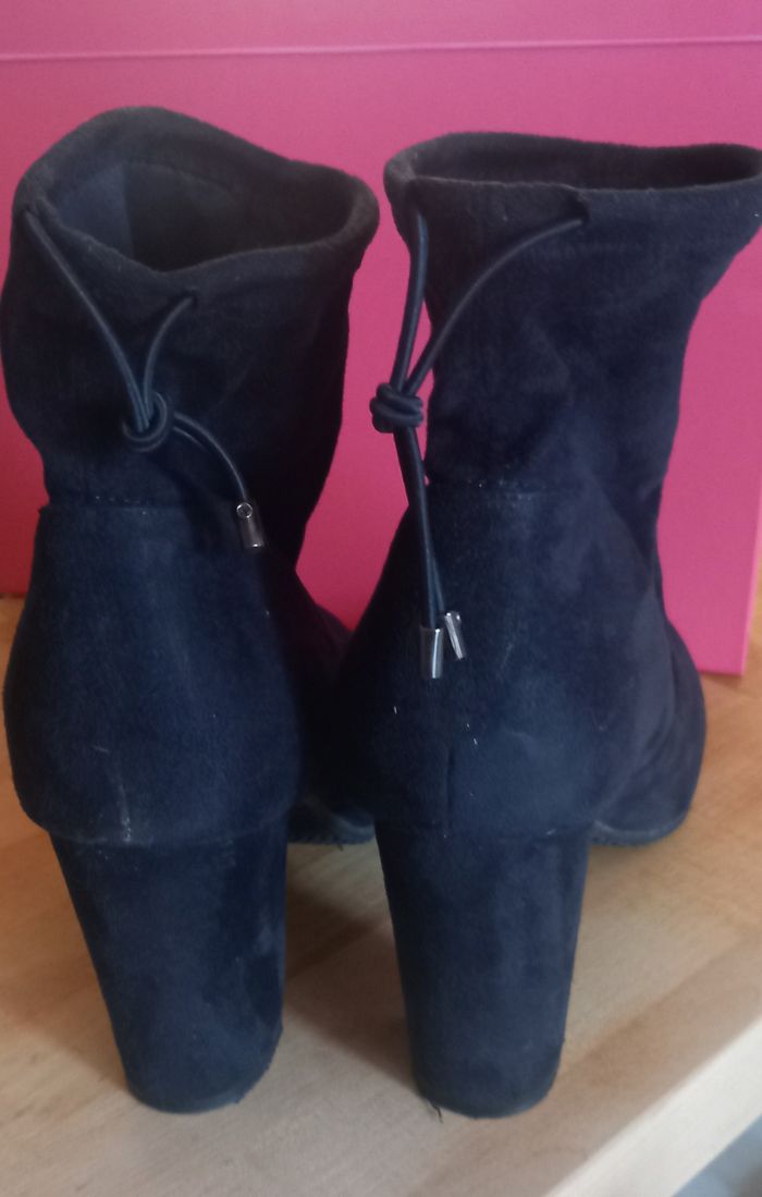 Vends bottines à talons bleu marine très élégantes - photo numéro 3