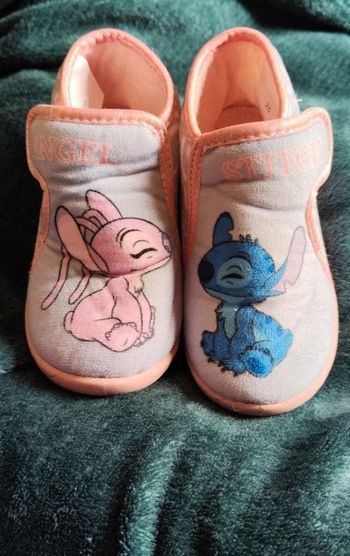 🌞Chaussons stich et Angel. Pointure en 25🌞 envoye rapide ou aujourd'hui 🌊