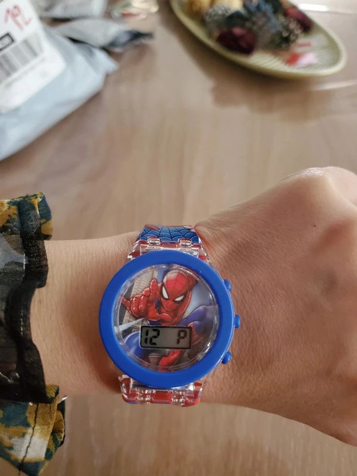 Montre enfant Spiderman toute neuve - photo numéro 4
