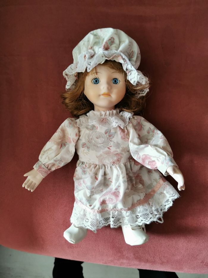 Petite poupée en porcelaine